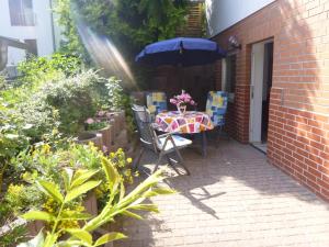 a patio with a table and an umbrella at Feriendomizil SONNE , SAND & MEER in Zinnowitz