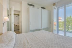 Posteľ alebo postele v izbe v ubytovaní Apartaments Suites Ambassador + 17 fotografií