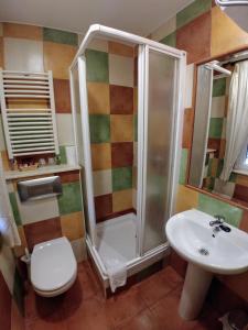 Koupelna v ubytování Hostal Prada Borges