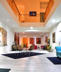 a large living room with chairs and a table at Hotel Andante in Puebla