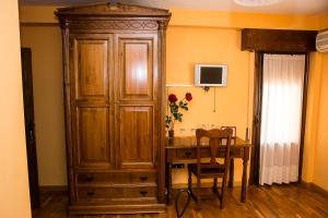 Habitación con mesa y armario grande de madera. en Finca Lebrel, en Pedrola