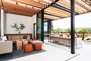 希尔兹堡Harmon Guest House的室外客厅配有桌椅