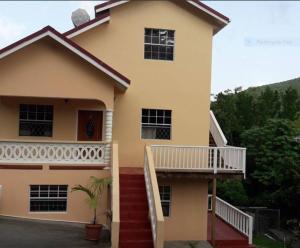 una casa con una scala di fronte di Caribbean Dream Vacation Property CD4 a Gros Islet