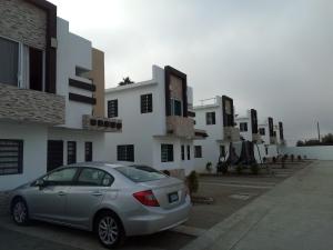 un coche plateado estacionado frente a un edificio en Casa cerca de Estero Beach, en Ensenada