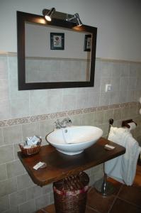 y baño con lavabo y espejo. en Casa Rural El Pedroso, en Villar del Pedroso