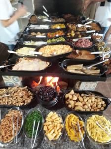 a buffet with many different types of food at Espaço Recanto do Pico in Santo Antônio do Pinhal