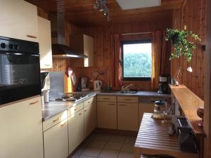 A kitchen or kitchenette at Cabin in the woods