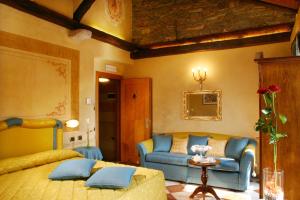 a bedroom with a bed and a couch at Hotel Leon D'Oro in Orta San Giulio