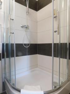 uma casa de banho com chuveiro e WC em Hotel Hecht Garni em Ingolstadt