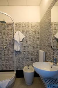 Koupelna v ubytování MF Hotel