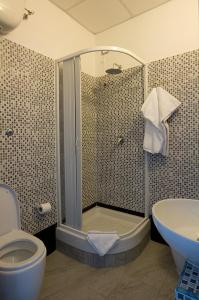 Koupelna v ubytování MF Hotel
