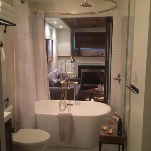 uma casa de banho com banheira e uma sala de estar em Spa inspired guest suite em Jasper