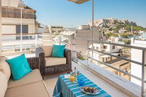 Un balcón con mesa y sillas y una vista en Syntagma Spa with Acropolis View, en Atenas