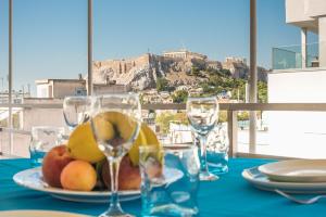 アテネにあるSyntagma Spa with Acropolis Viewのフルーツとワイングラスの盛り合わせ