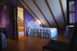una camera da letto con un letto in una stanza di Vivienda Rural La Mazuga a Cabárceno