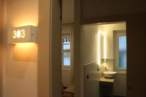 Hotel Doria في جينوا: حمام صغير مع حوض ومرآة