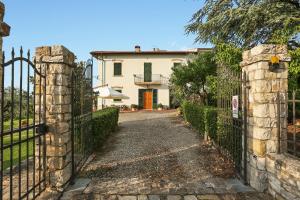 une porte menant à une maison avec une allée dans l'établissement Casa Vacanze Bellavista, à San Casciano in Val di Pesa