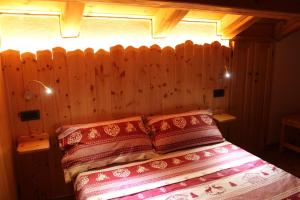 En eller flere senge i et værelse på La Venesolandra- VAL DI SOLE