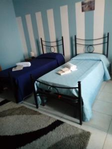 um quarto com 2 camas individuais e um tapete em Casa Tabor em Ariano Irpino