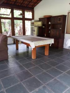 einen Tisch in der Mitte eines Wohnzimmers in der Unterkunft Canto da serrinha in Teresópolis