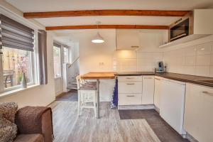 Η κουζίνα ή μικρή κουζίνα στο Het hoekhuisje