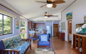 Iguana的住宿－Villas Iguana A-8 Beachfront Condo，客厅配有沙发和桌子