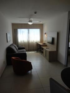 sala de estar con sofá y escritorio en Beach Class Convention & Flats, en Recife