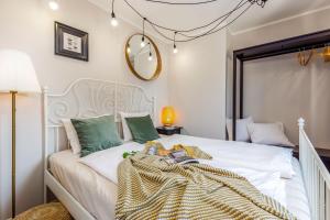sypialnia z białym łóżkiem i lustrem w obiekcie Casa San Vito w mieście Rijeka