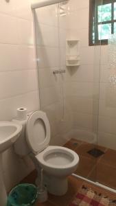 ein Badezimmer mit Toilette und Waschbecken in der Unterkunft Casa Bela da ilha II in Ilhabela