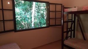 ein Zimmer mit zwei Etagenbetten und einem Fenster in der Unterkunft Casa Bela da ilha II in Ilhabela + 15 Fotos