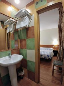 Koupelna v ubytování Hostal Prada Borges