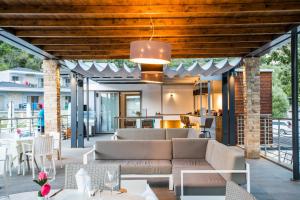 A seating area at Aqua Oliva Resort Syvota