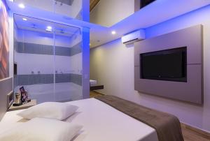 Katil atau katil-katil dalam bilik di Azure Motel (adults only)