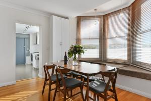 Un comedor con una mesa y sillas y un sofá. en Trinity Hill Apartments, en Hobart 22 fotos más