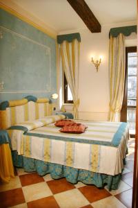 Una cama o camas en una habitación de Hotel Leon D'Oro