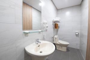 uma casa de banho branca com um lavatório e um WC em LIANN Hotel em Taichung mais 36 fotografias