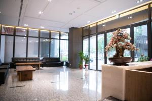una hall con un grande vaso con fiori di LIANN Hotel a Taichung