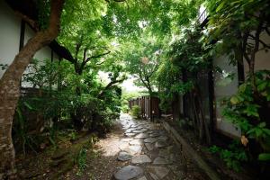 En trädgård utanför Yufuin Onsen Tsukanoma