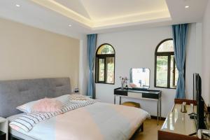 大理大理洱海lila's house海景精品客栈的带床、书桌和窗户的卧室
