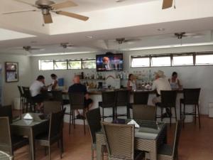 un restaurante con gente sentada en un bar en Boomerang Hotel en Ángeles