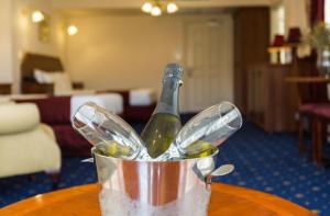 een fles champagne in een emmer op een tafel bij Palais Royale in Katoomba