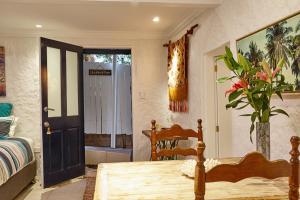 Cette chambre comprend un lit, une table et une porte. dans l'établissement kookaburra Down Under Coogee Beach, à Sydney