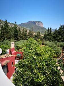 una vista de una casa con una montaña en el fondo en Manyolas 93 en Alaró