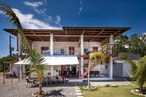 een groot wit gebouw met een houten dak bij Island World Panglao in Panglao