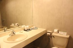 Uma casa de banho em Summit Parkview Yangon