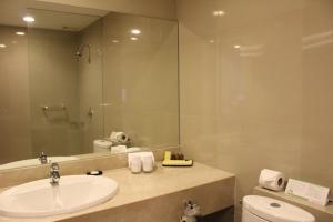 Uma casa de banho em Summit Parkview Yangon