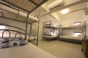 Uma ou mais camas em beliche em um quarto em Ark Hostel
