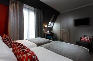 une chambre d'hôtel avec un lit et une fenêtre dans l'établissement Hôtel Garance, à Paris