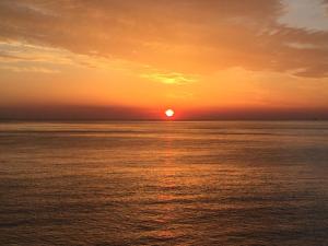 a sunset over the ocean with the sun in the sky at Casa Vacanze Samira in Fondachello