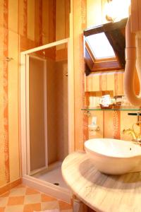 Phòng tắm tại Hotel Leon D'Oro +37 ảnh